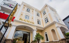 Bong Lua Vang Hotel